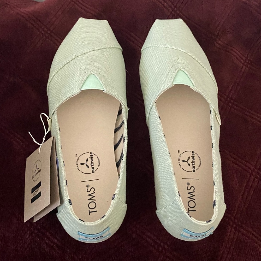 TOMS mint canvas Alpargatas size 7